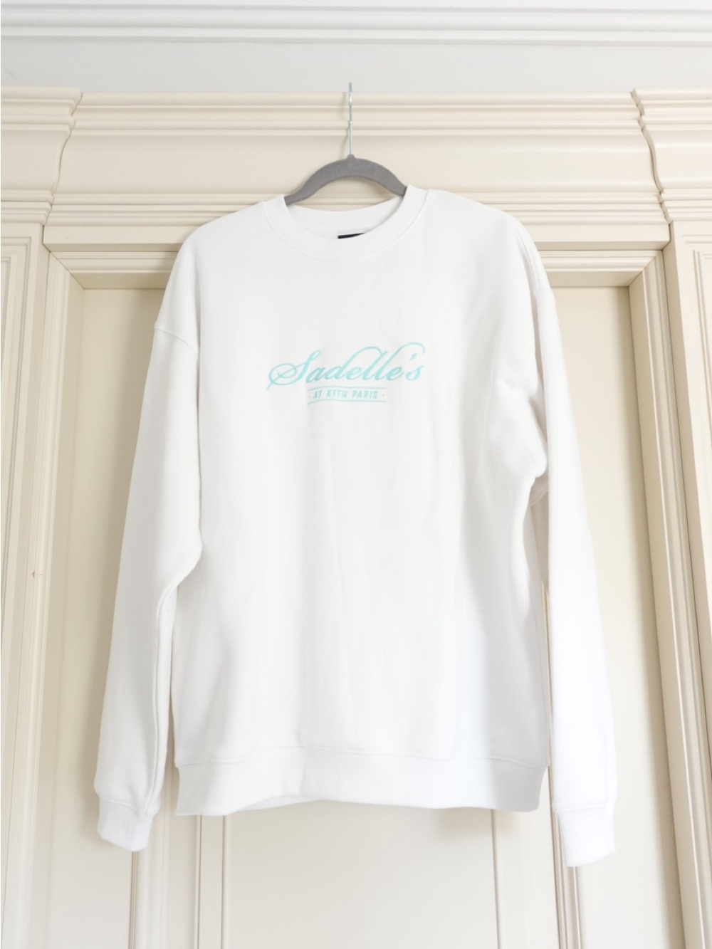 KITH Paris “Sadelle’s” Crewneck Sweatshirt – White / Light Blue🩵